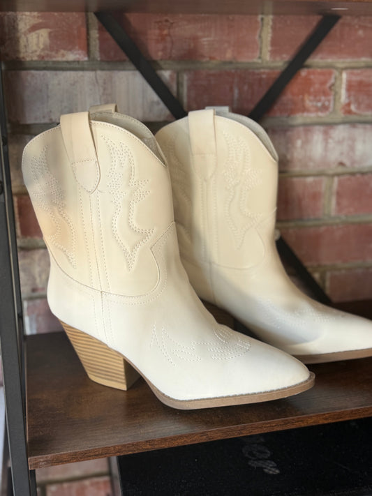WHITE BOOTS