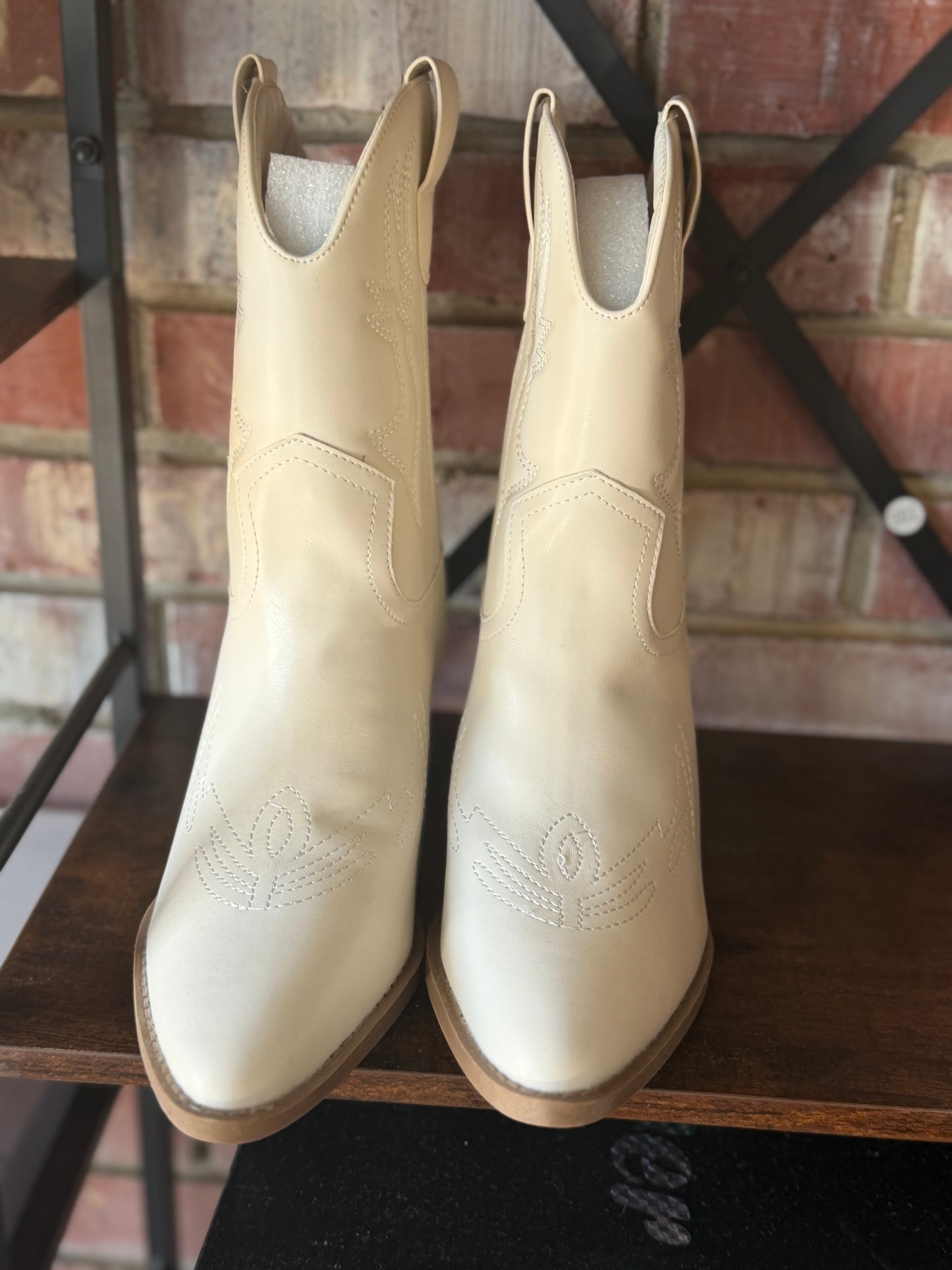 WHITE BOOTS