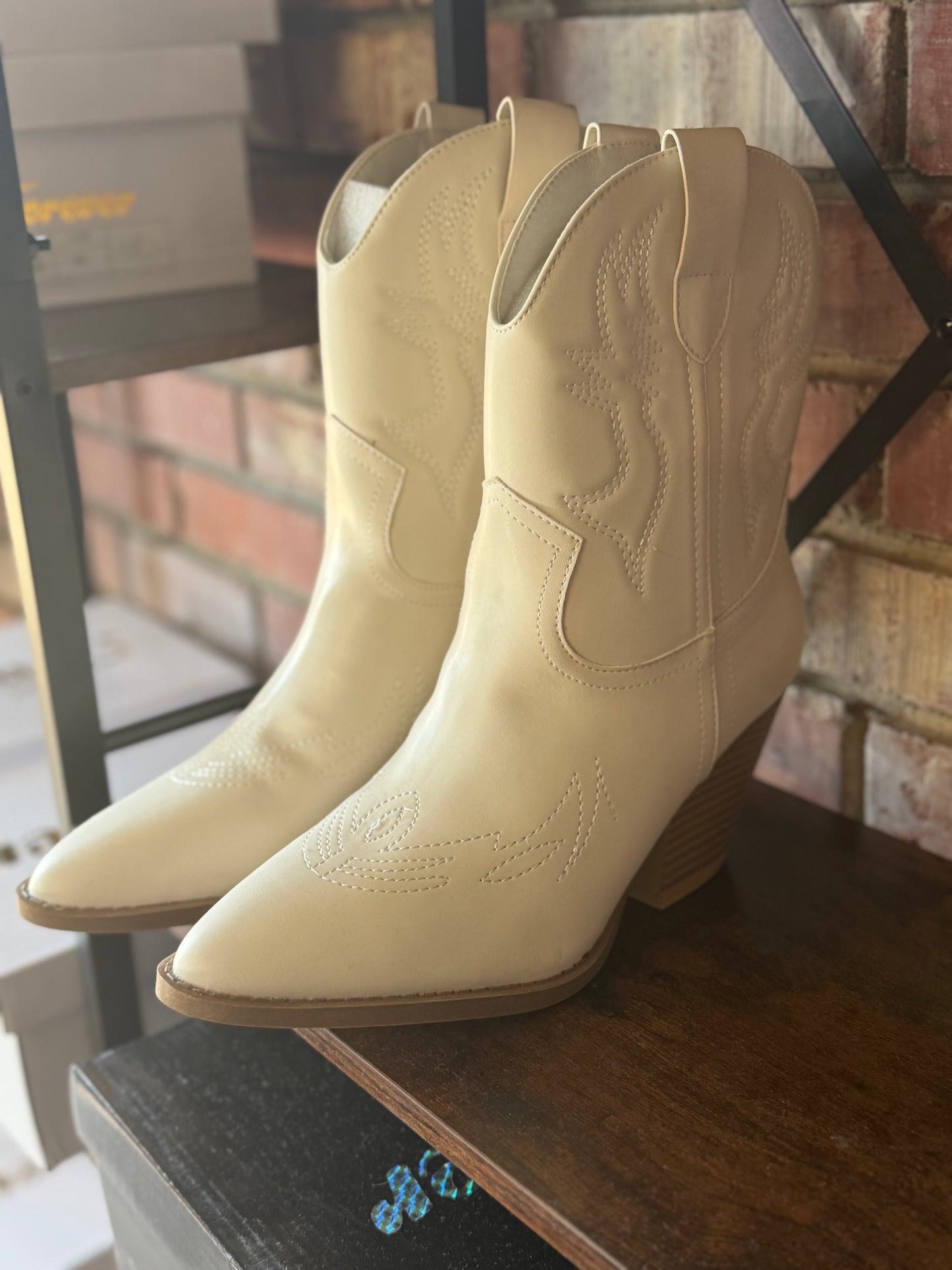 WHITE BOOTS